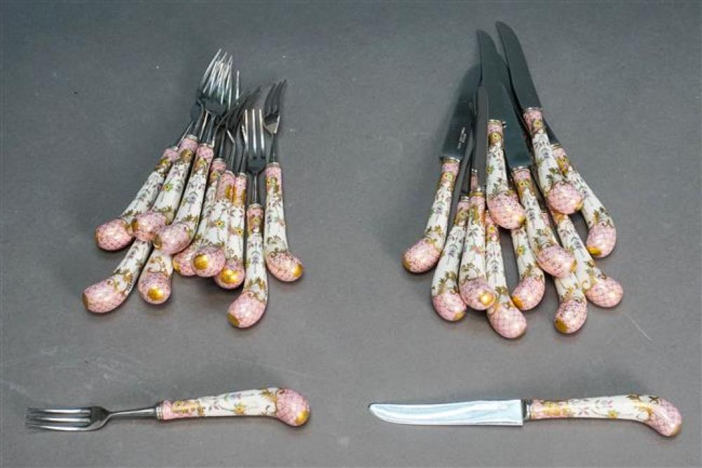 PORCELAIN HANDLE 23-PIECE DESSERT