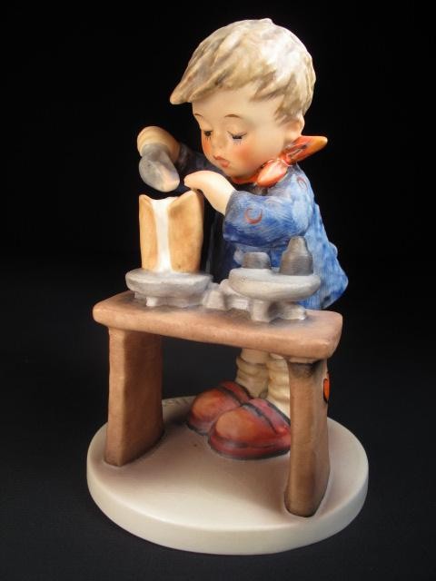 Porcelain Hummel figurine of '' A