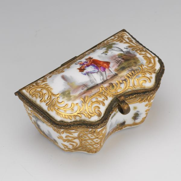 PORCELAIN PILL BOX 1 ?"H x 3"W x 2"