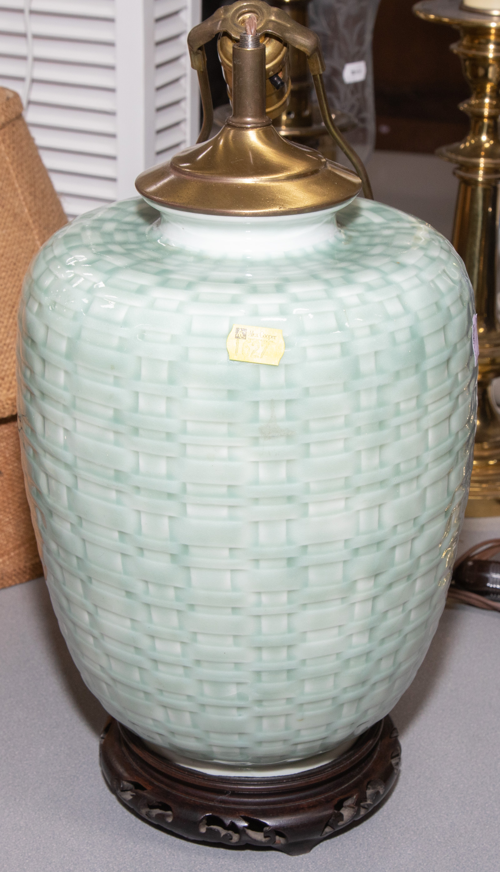 PORCELAIN TABLE LAMP .
