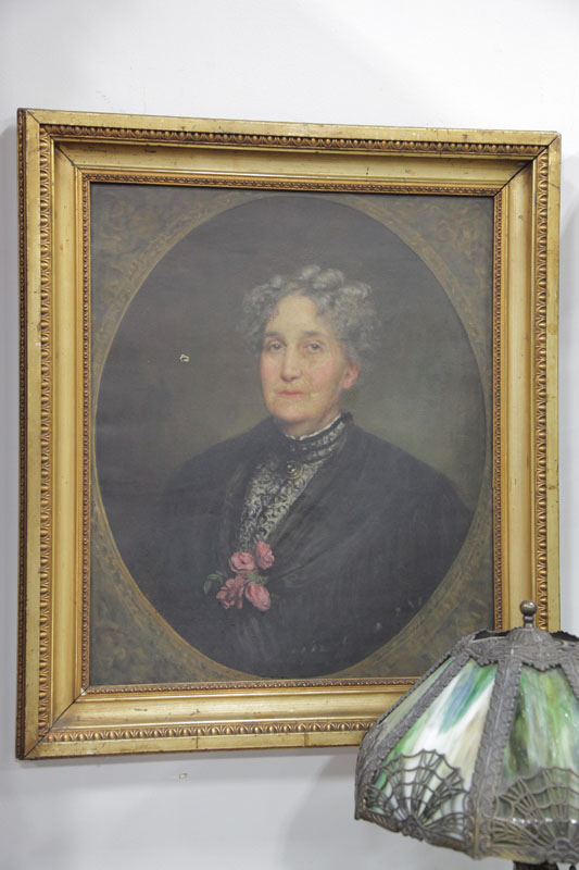 PORTRAIT OF A WOMAN. Oil on