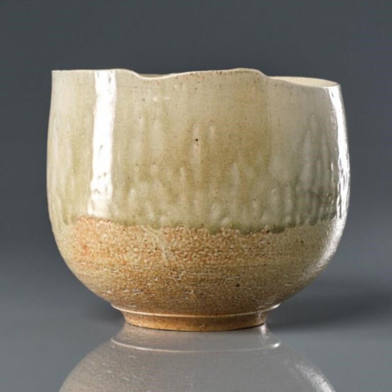 POTTERY ART VASEA well-executed