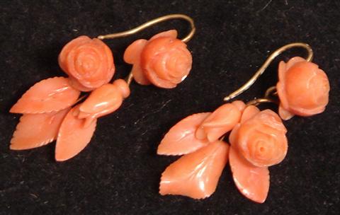 Pr 14K YG carved coral earrings, 