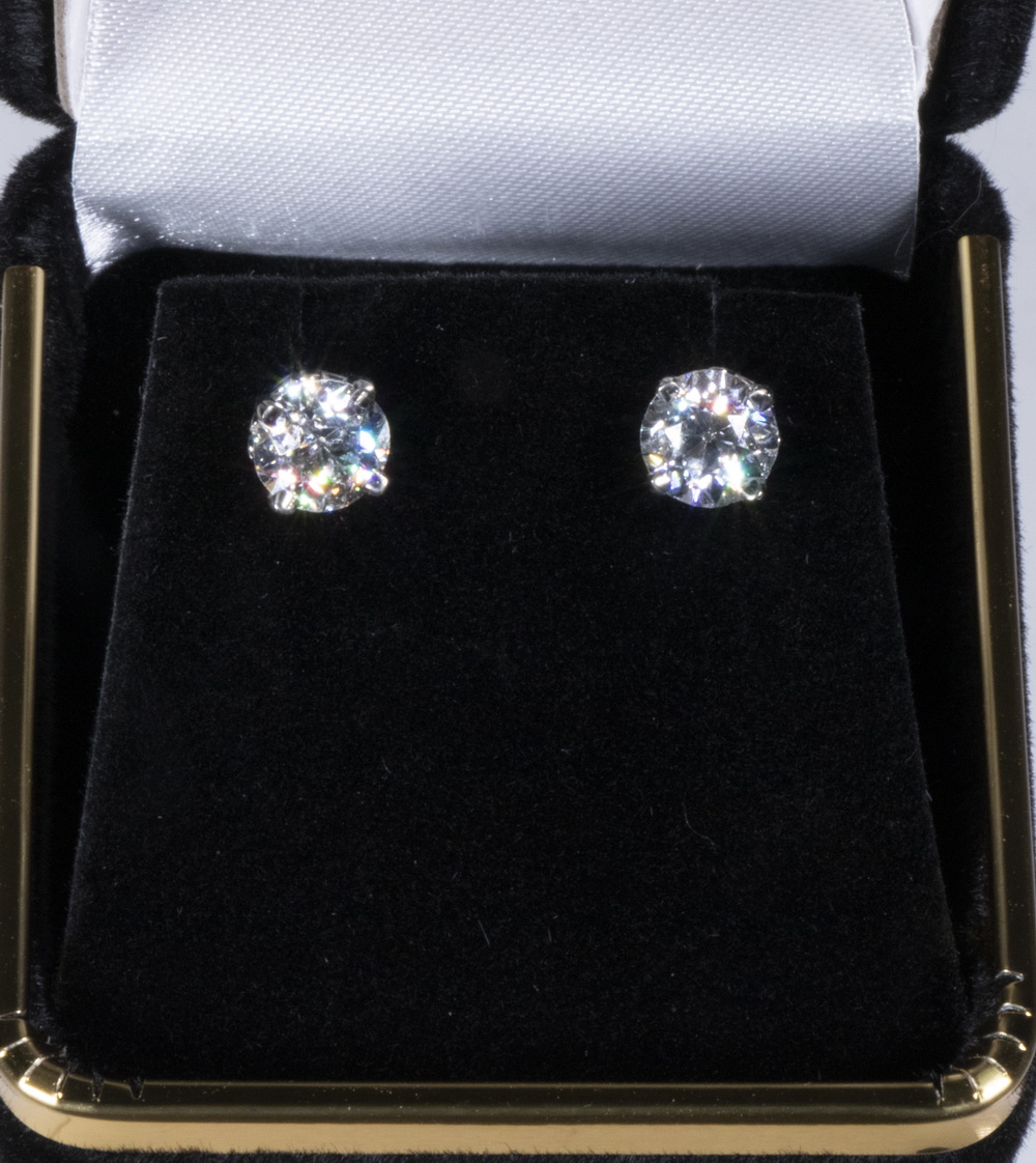 PR DIAMOND EARRINGS One pair of