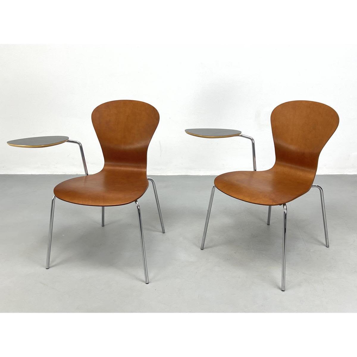 Pr KNOLL Spire desk chair. Molded