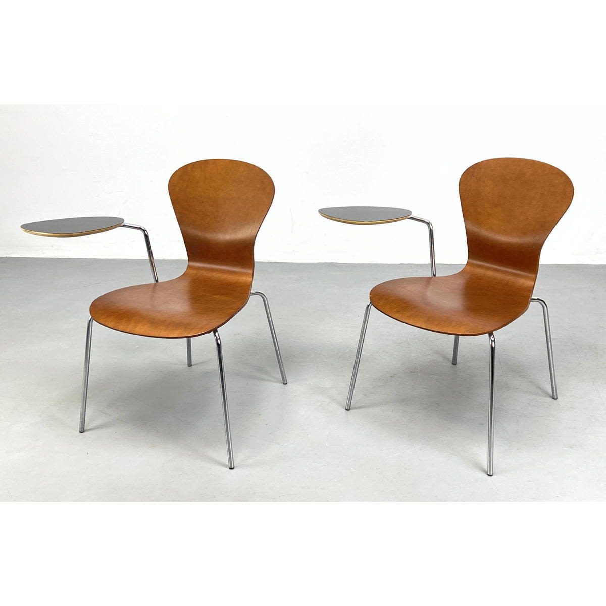 Pr KNOLL Spire desk chair. Molded