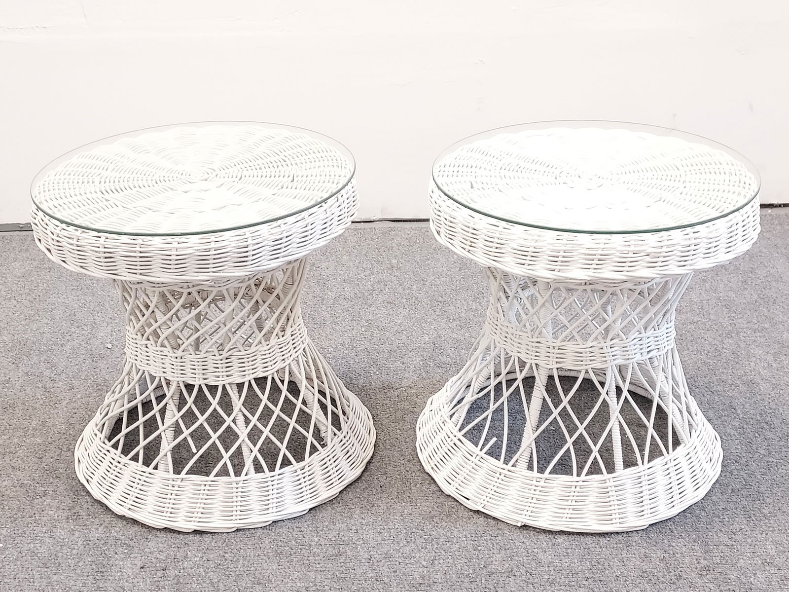 PR SMALL ROUND WHITE WICKER GLASS