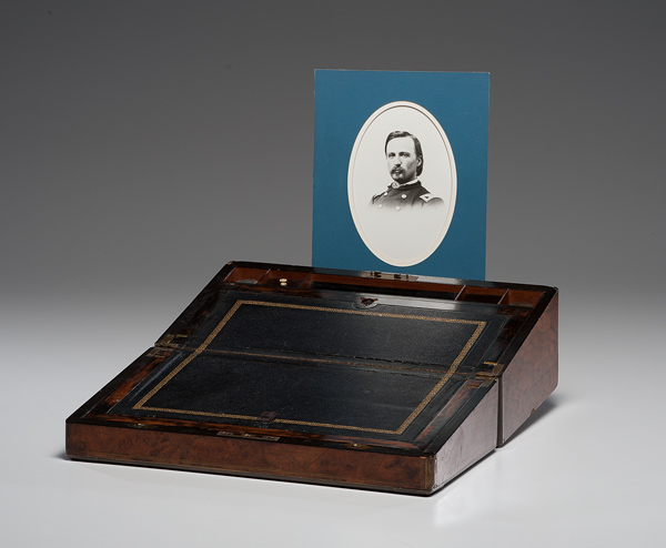 Presentation Field Desk of Oliver