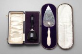 Presentation gavel, trowel, En