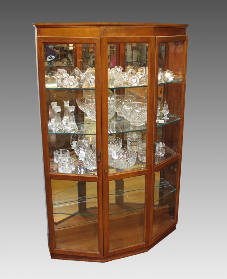 PULASKI ILLUMINATED DISPLAY CURIO