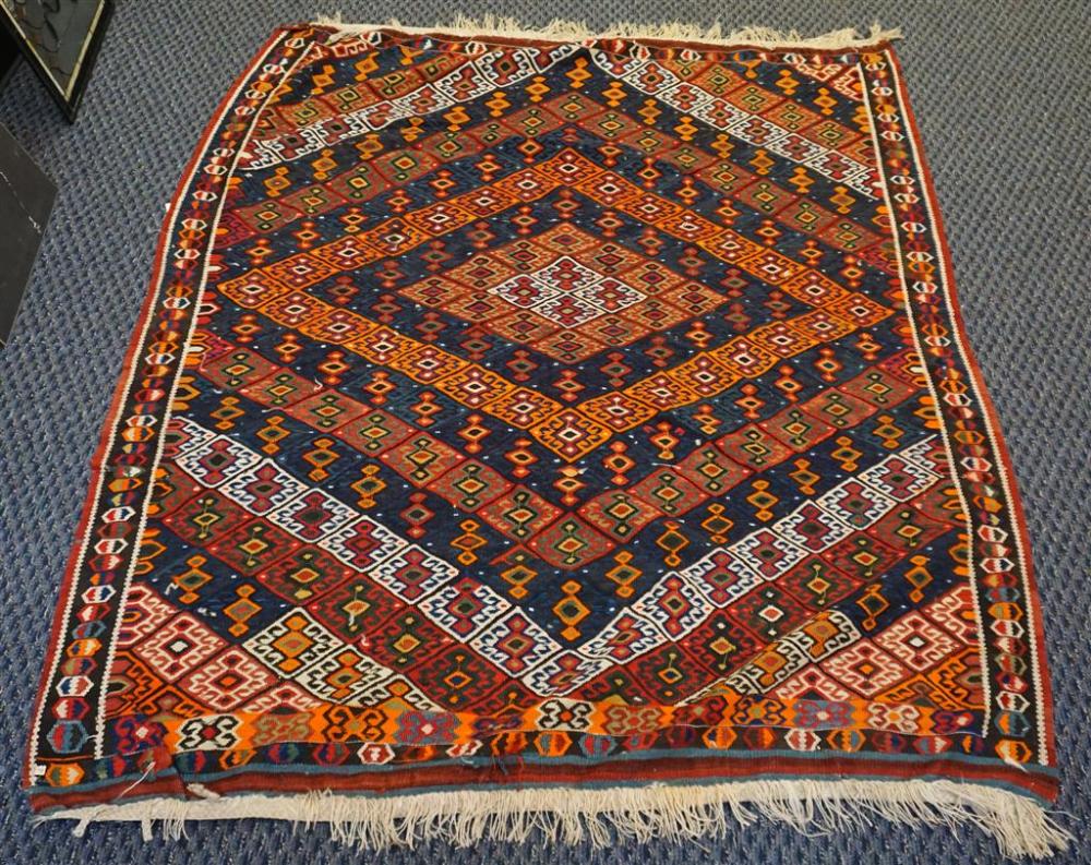 QASHGAI RUG, 5 FT X 5 FT 8