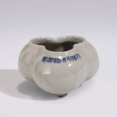 QING GE TYPE GLAZED TRIPOD CEN