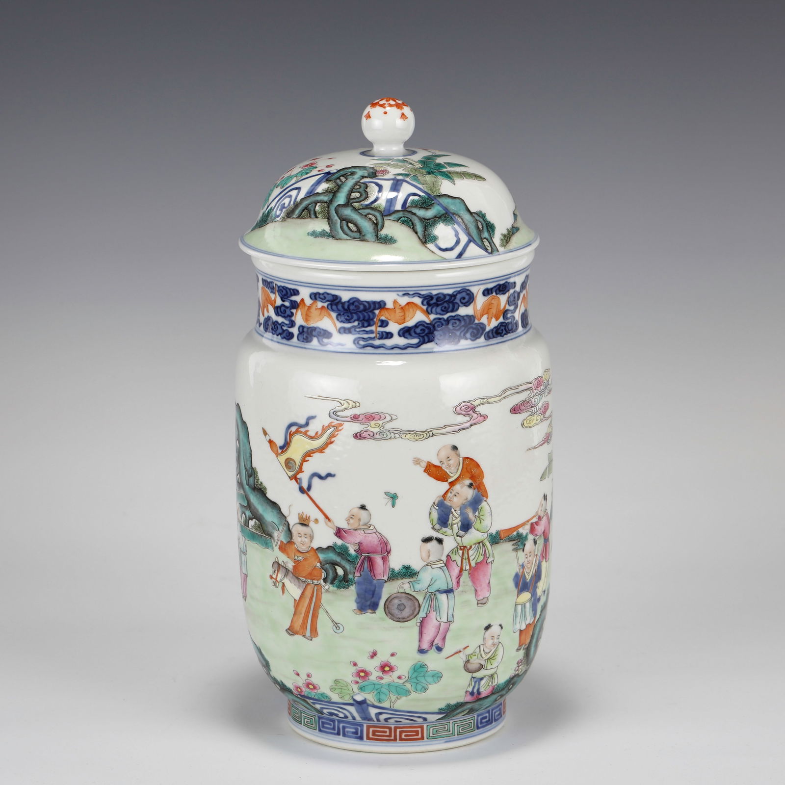 QING QIANLONG FAMILLE ROSE LIDDED