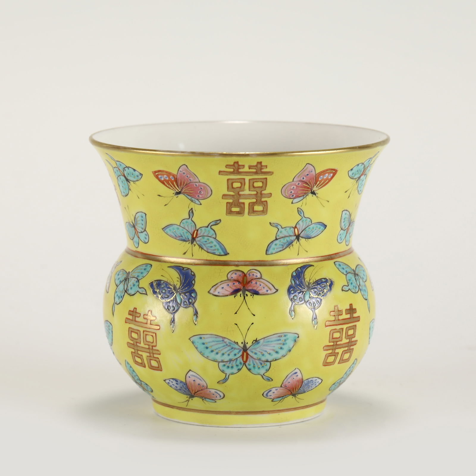 QING TONGZHI FAMILLE ROSE BUTTERFLY