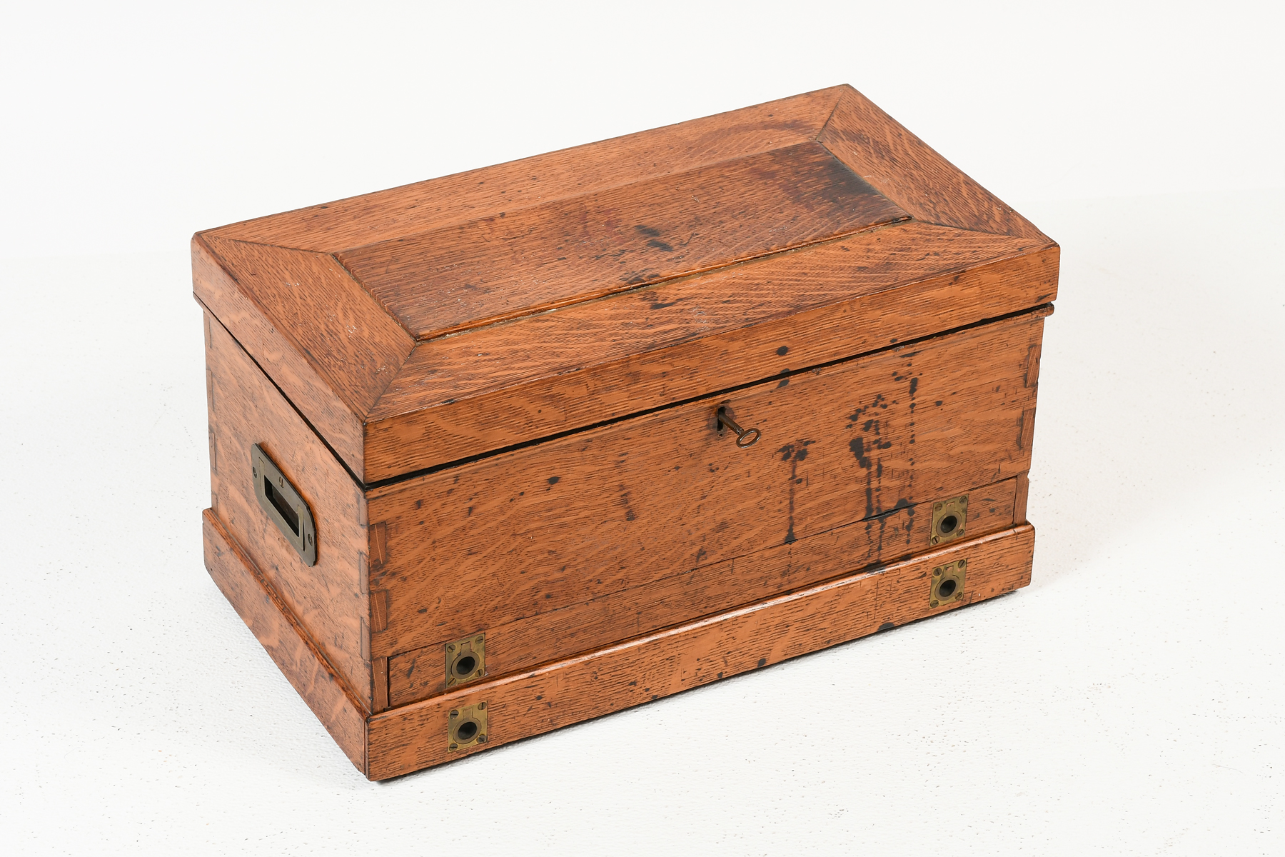 QUARTER SAWN OAK TRAVEL/TOOL CHEST: