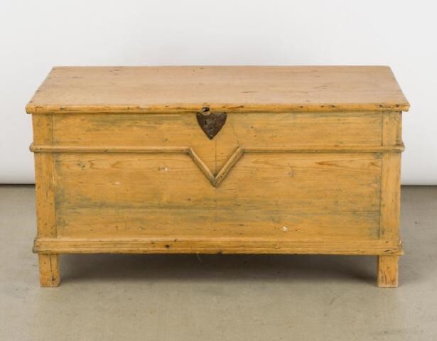QUEBEC V CHEST, EARLY 19TH CENTURYA