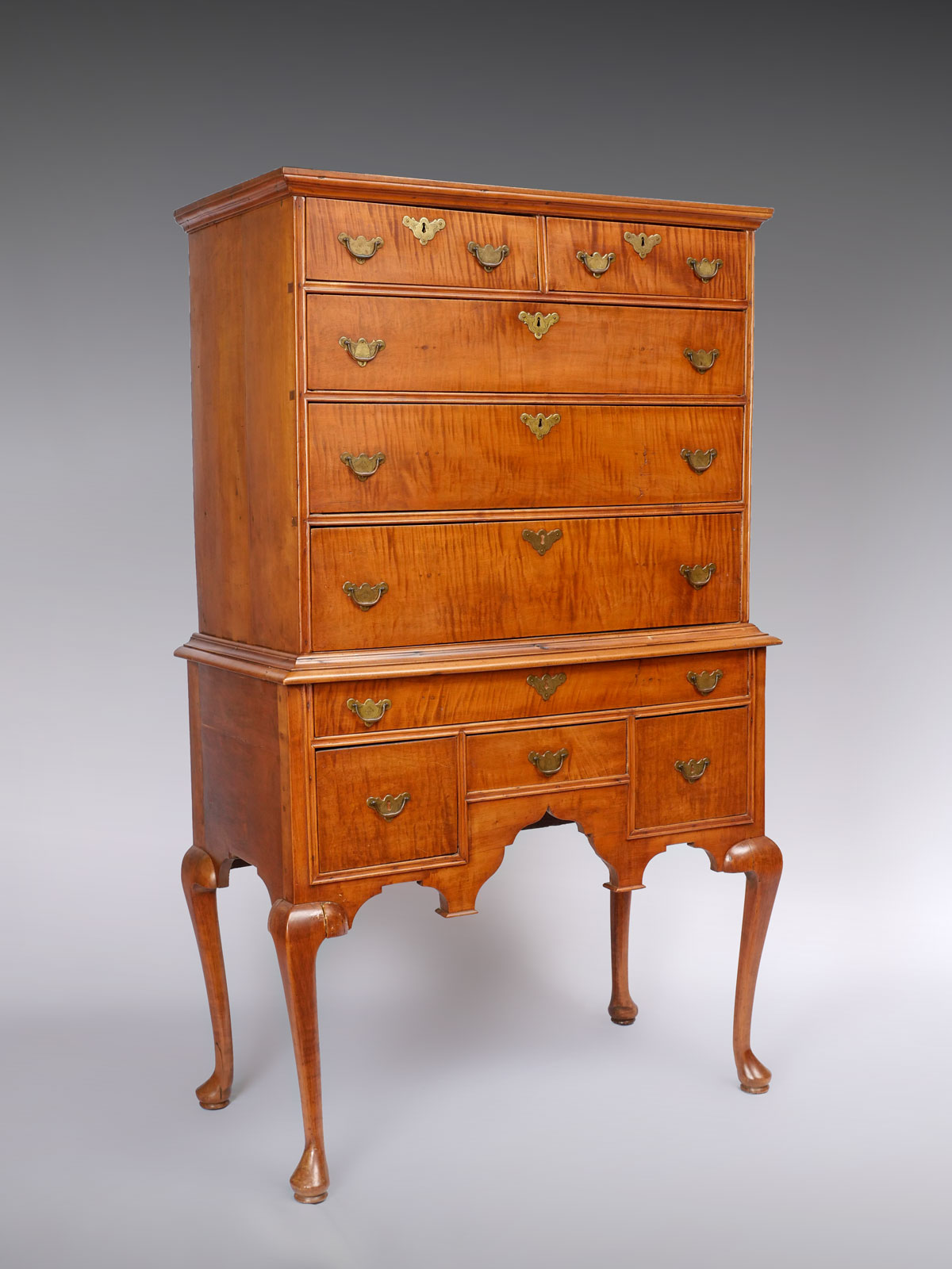 QUEEN ANNE CHEST ON STAND: Queen