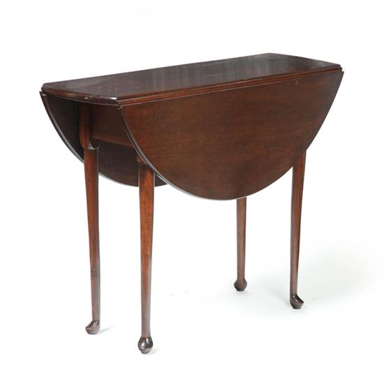 QUEEN ANNE DROP LEAF TABLE. 