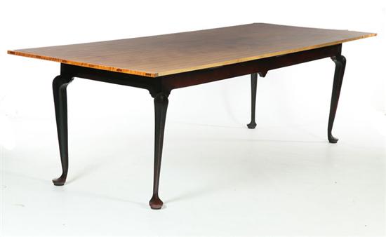 QUEEN ANNE-STYLE DINING TABLE. 