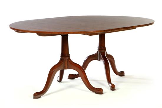 QUEEN ANNE-STYLE DINING TABLE. 