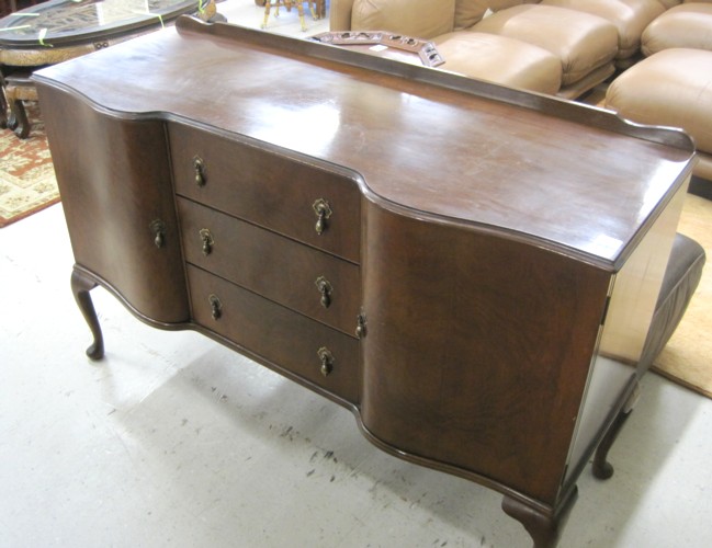 QUEEN ANNE STYLE MAHOGANY BUFFET
