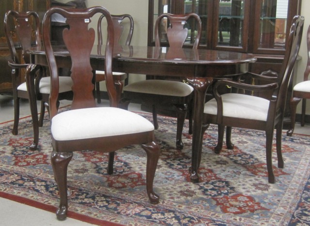 QUEEN ANNE STYLE MAHOGANY DINING