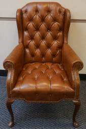 QUEEN ANNE STYLE TAN VINYL WIN