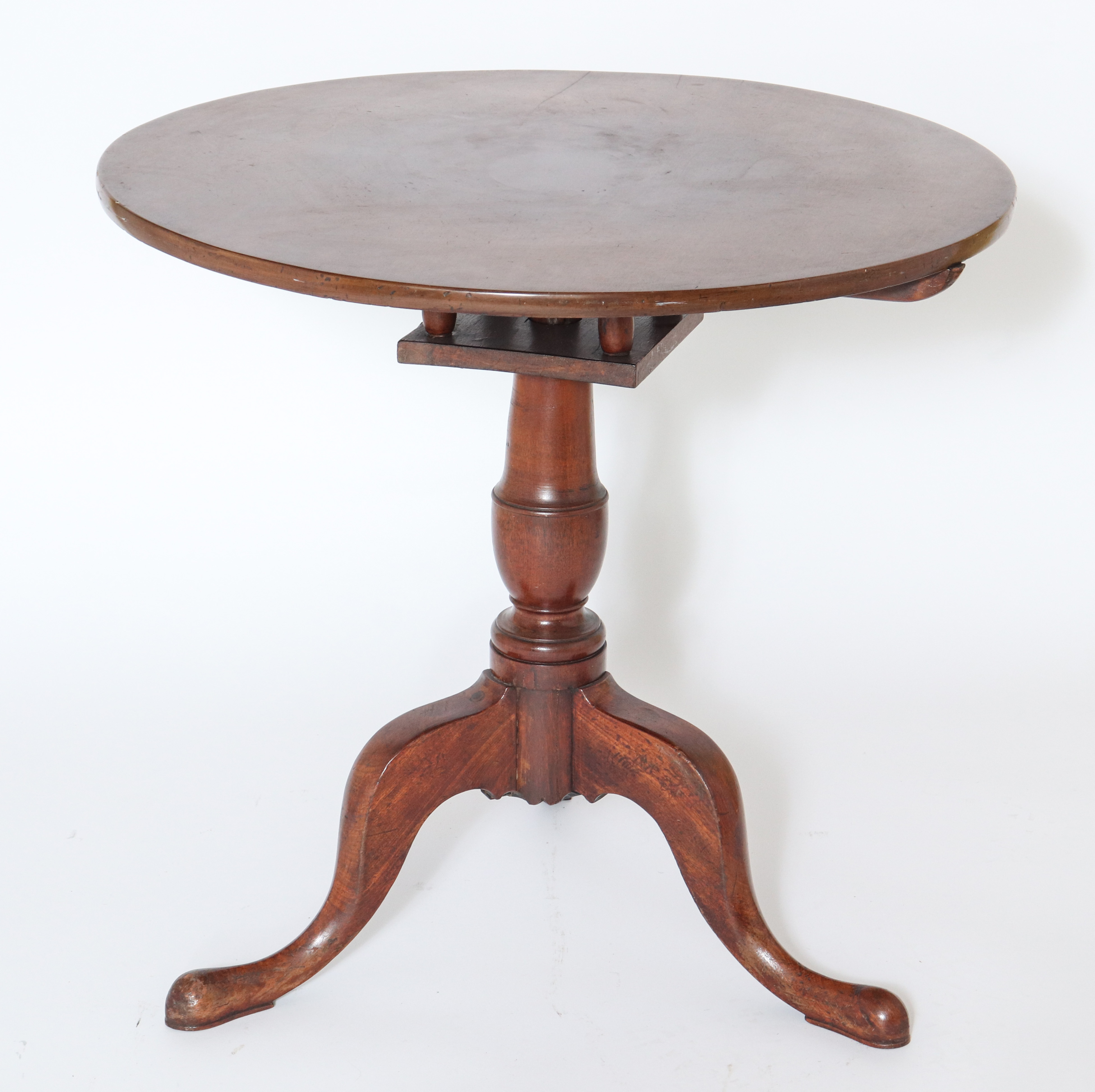 QUEEN ANNE STYLE WOODEN TILT-TOP