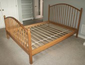 QUEEN-SIZE WOODEN BED FRAME Mo