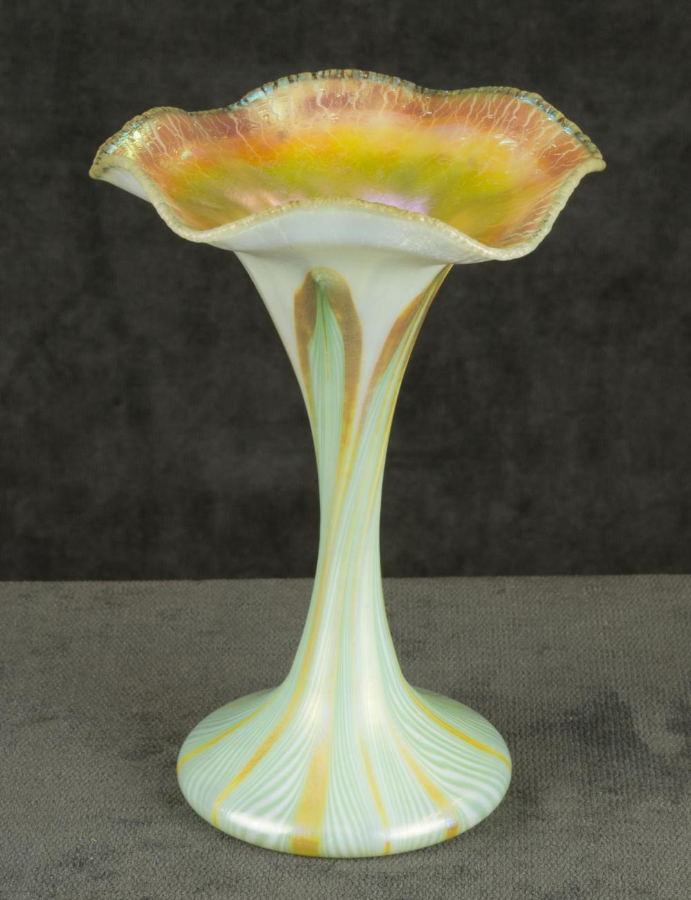 QUEZAL ART GLASS VASEQUEZAL ART
