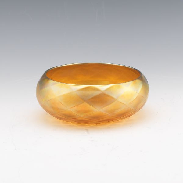 QUEZAL IRIDESCENT BOWL 2 ½" x 6