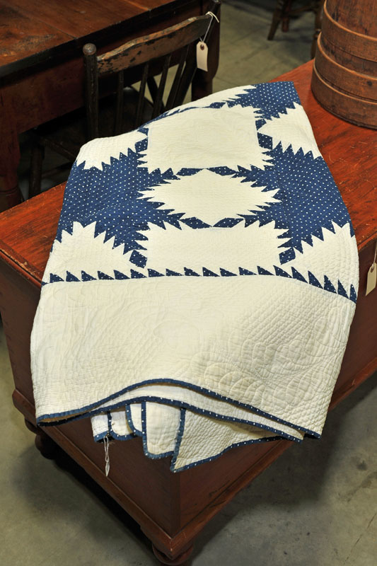 QUILT. Blue and white cotton