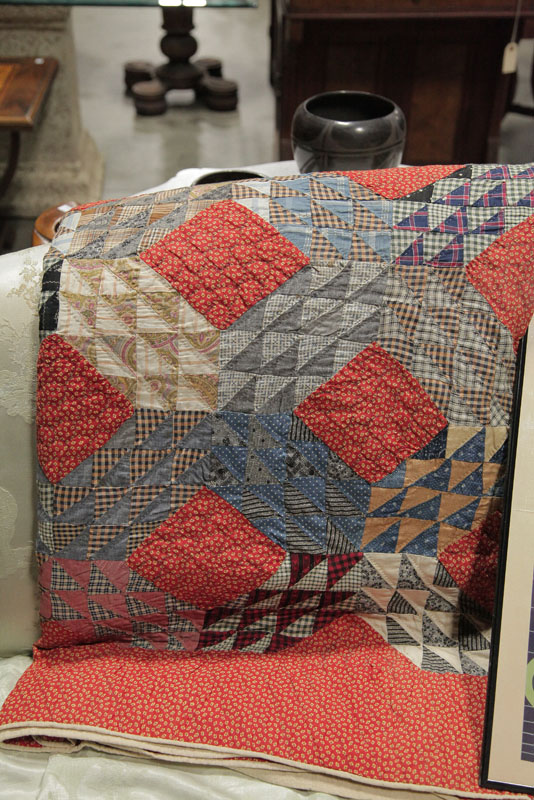 QUILT. Cotton quilt in a pyramid