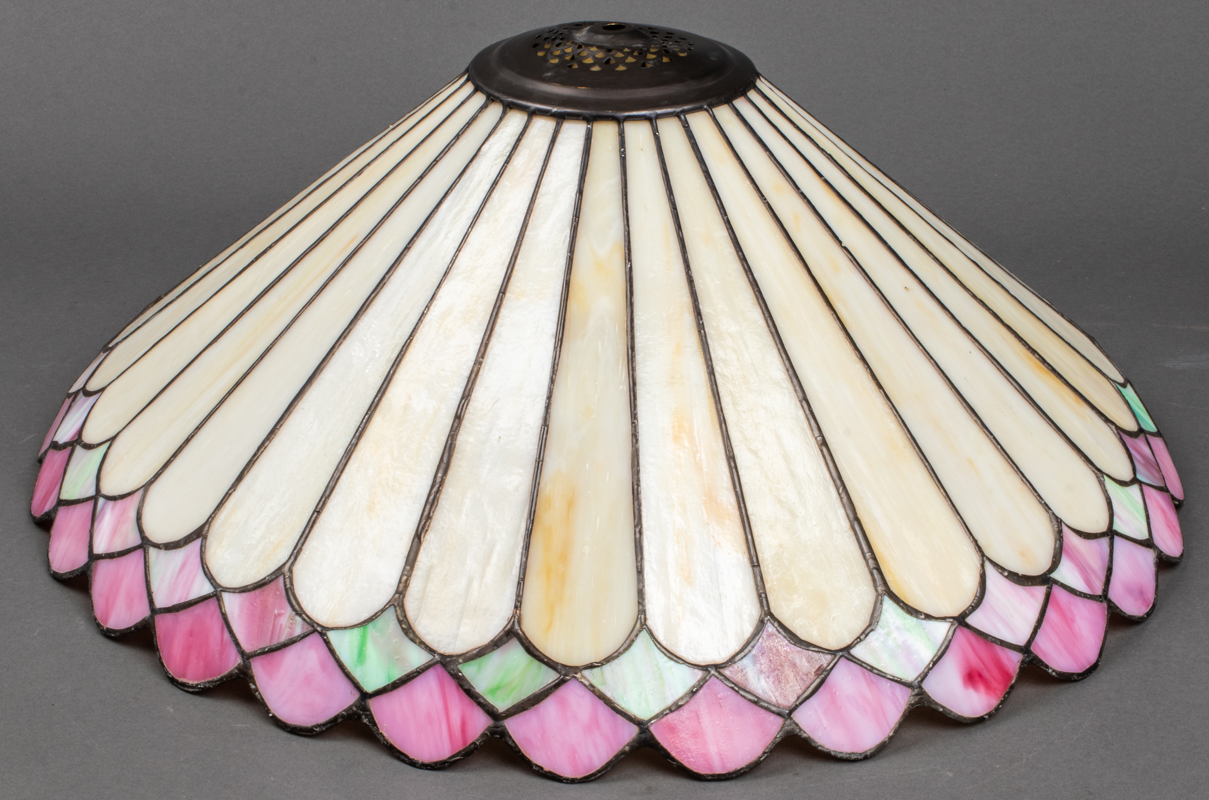 QUOIZEL ARTS & CRAFTS STYLE GLASS