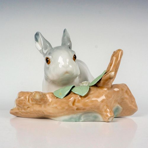 RABBIT EATING (GREY) 1004773 -