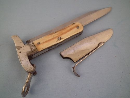 RARE FOLDING KNIFEUnusual antique