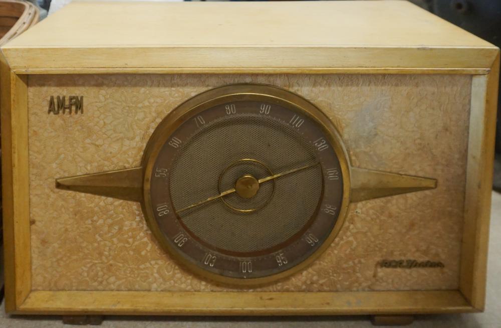 RCA VICTOR VINTAGE AM/FM RADIO,