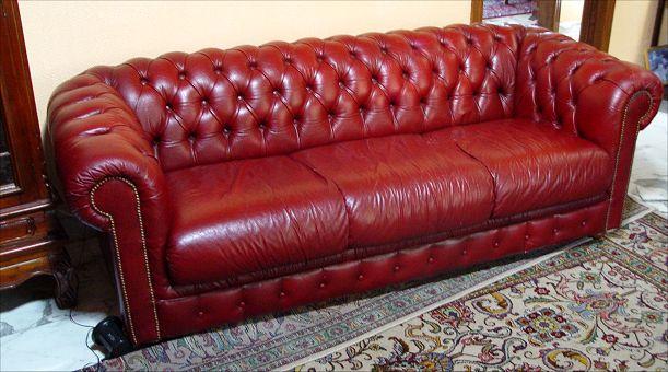 RED LEATHER CHESTERFIELD SOFA: