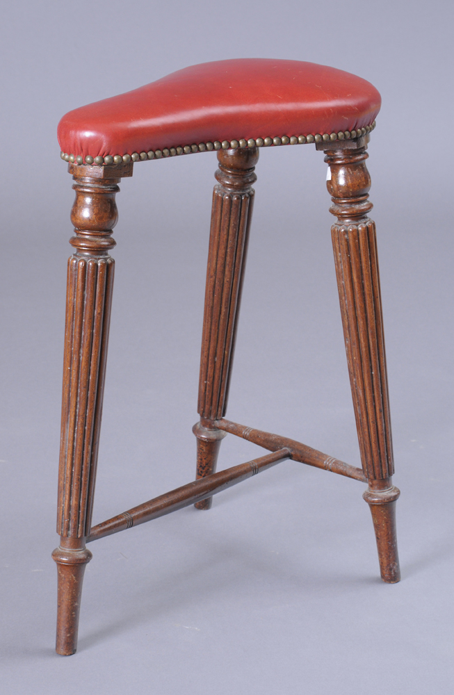 REGENCY CARVED MAHOGANY