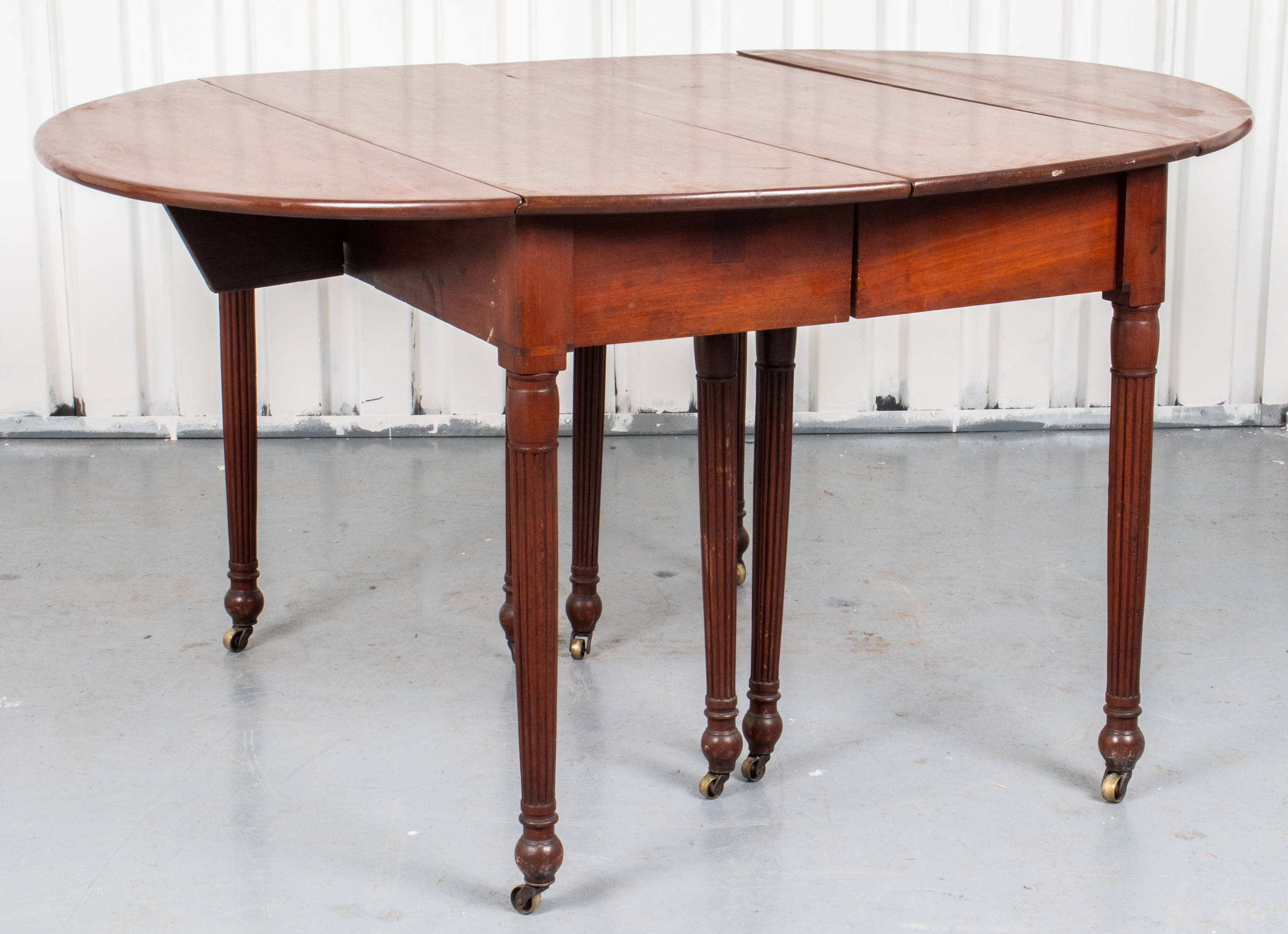 REGENCY MAHOGANY DINING TABLE, 19TH
