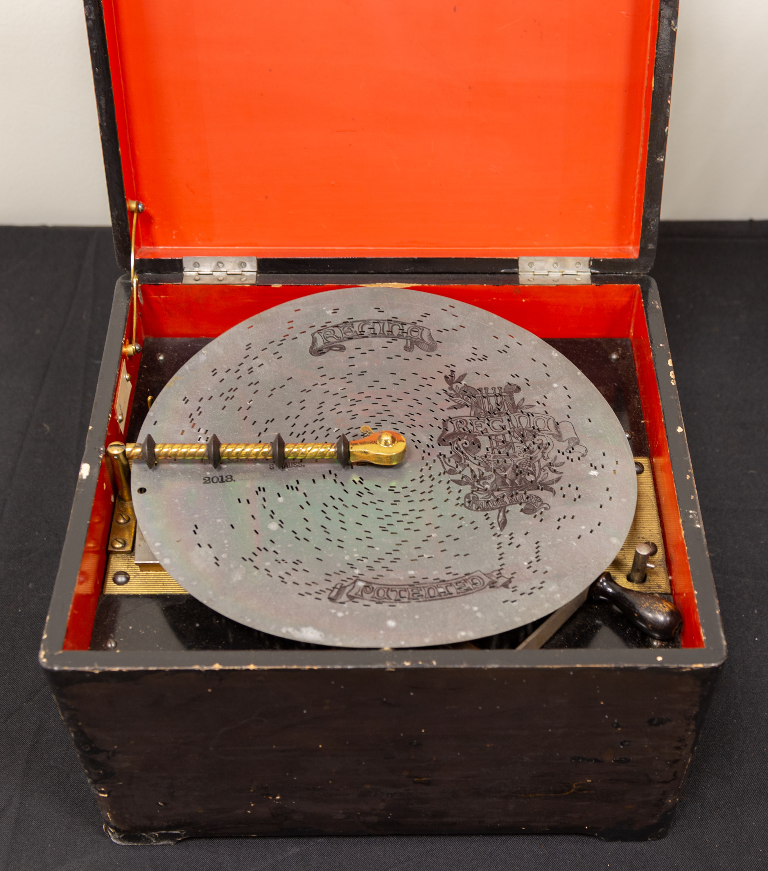 REGINA 11 INCH DISK MUSIC BOX