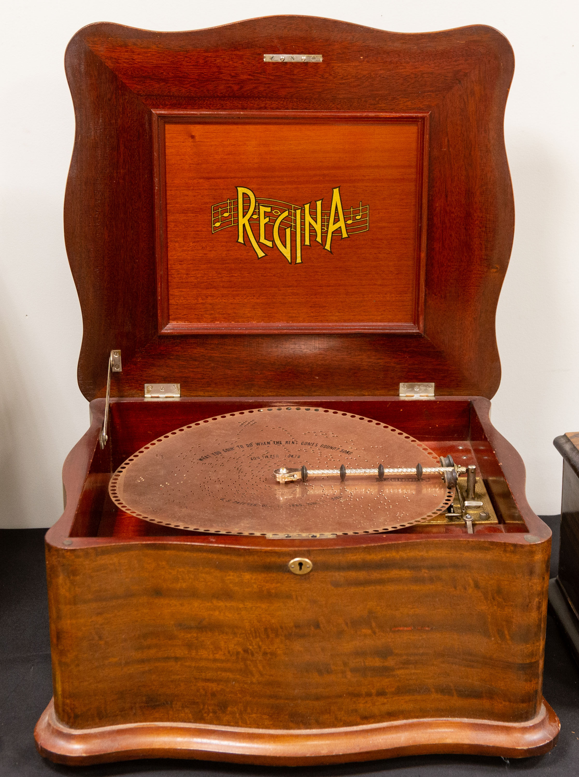 REGINA 15 1/2 INCH DISK MUSIC BOX