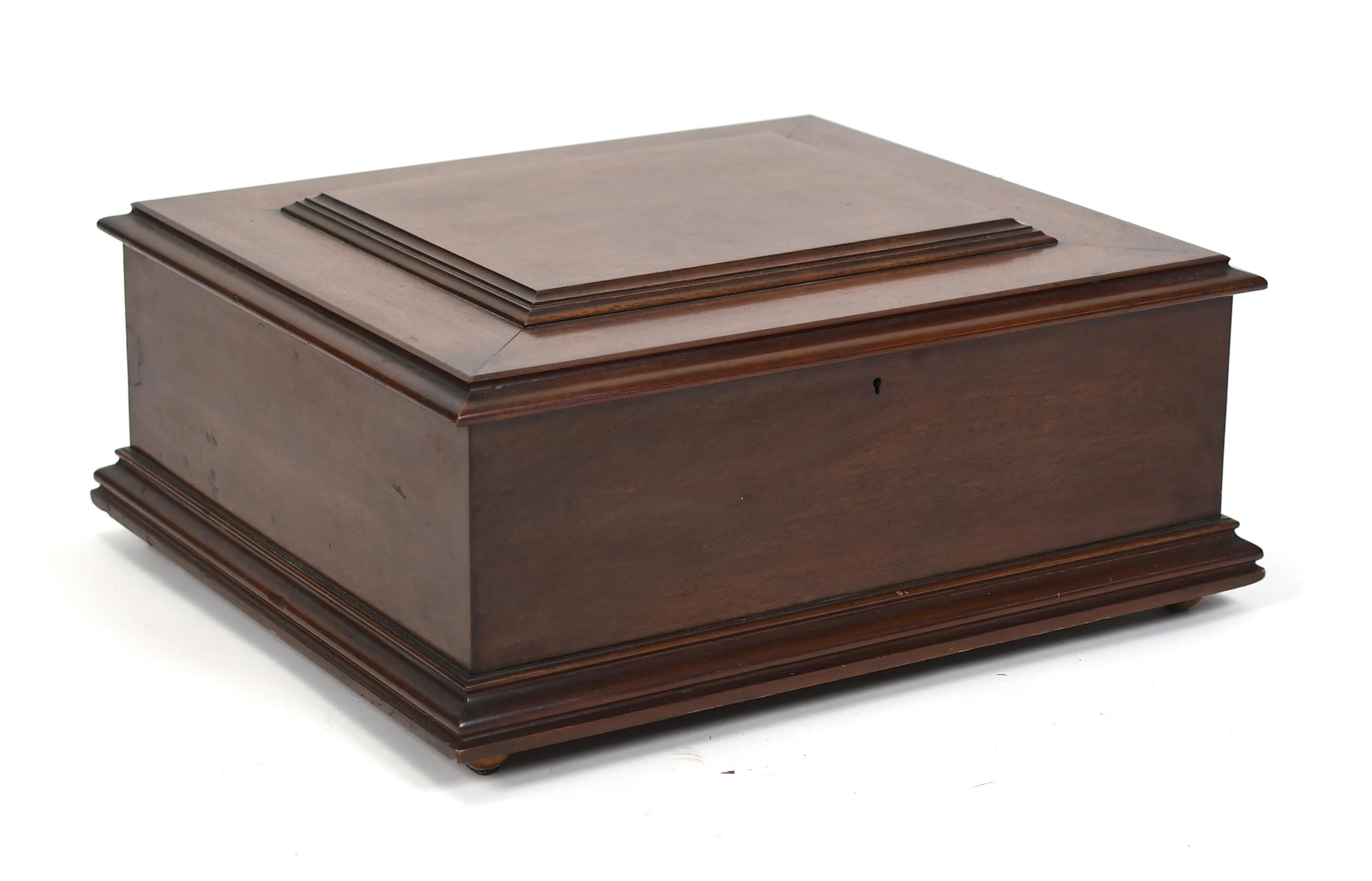 REGINA MUSIC BOX WITH DISCS. 19th