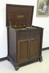 REGINAPHONE MUSIC CABINET.  Ne