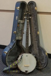 REMO BANJO WITH CARRYING CASER