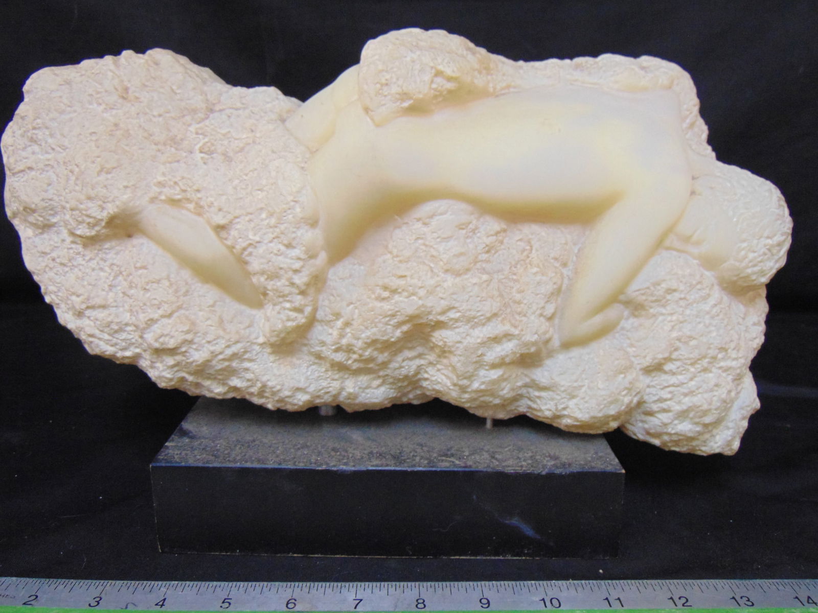 RESIN SCULPTURE OF A NUDE FIGURE IN
