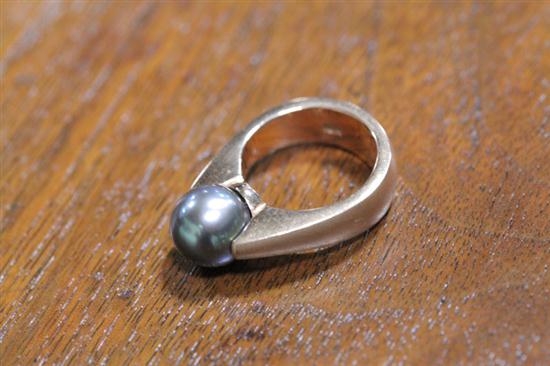 RING. Marked ''18K'' ladies ring