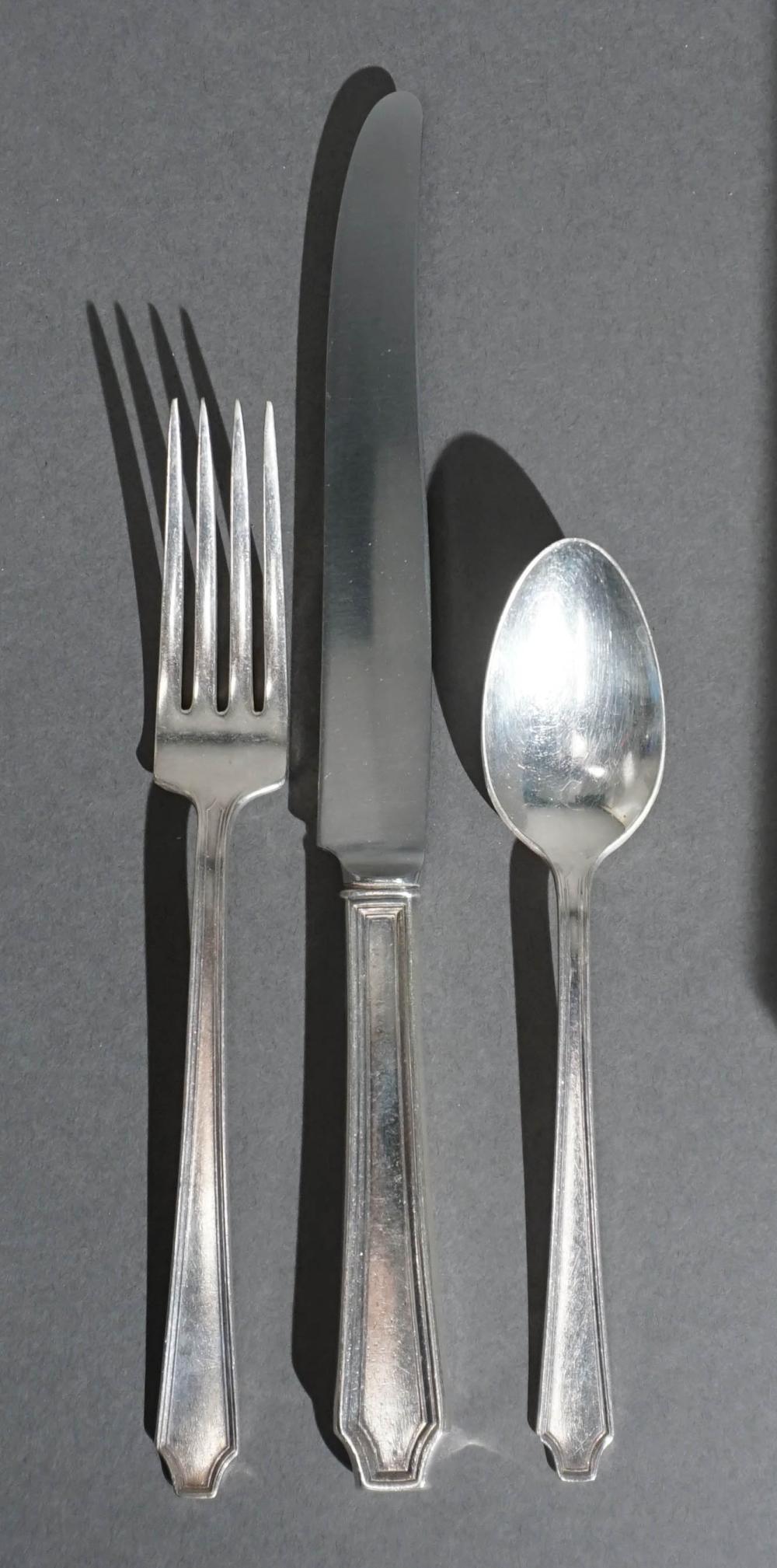 ROGER BROS SILVERPLATE FLATWARE SET