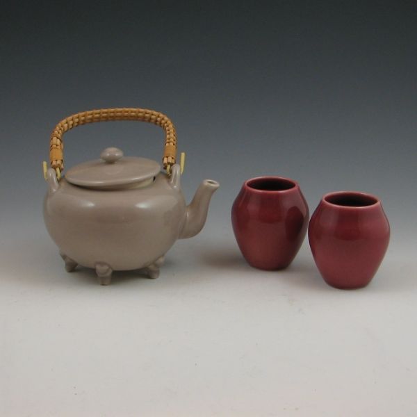 Rookwood 1915 lidded teapot in gray