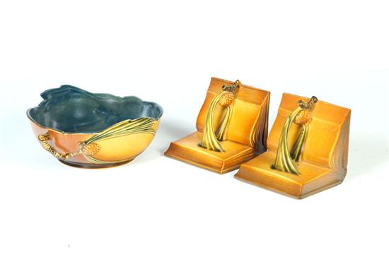 ROSEVILLE BOWL AND BOOKENDS. 